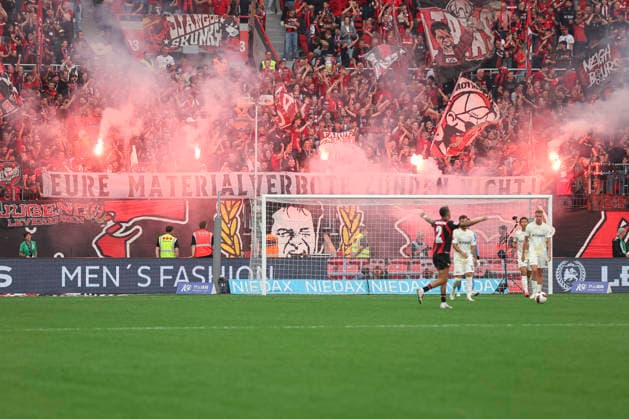 Fans von Bayer 04 Leverkusen mit Pyrotechnik und einem Banner mit dem Spruch Eure Materialverbote zuenden nicht! waehrend des Spiels der 1. Bundesliga zwischen Bayer 04 Leverkusen und 1. FC Union Berlin, BayArena am 05. September 2026 in Leverkusen, Deutschland. (Foto von Oliver Kaelke DeFodi Images) +++ Bayer 04 Leverkusen fans with pyrotechnics and a banner reading Your bans on materials aren t sparking! during the Bundesliga match between Bayer 04 Leverkusen and 1. FC Union Berlin at BayArena on September 5, 2026 in Leverkusen, Germany. (Photo by Oliver Kaelke DeFodi Images) DFB DFL REGULATIONS PROHIBIT ANY USE OF PHOTOGRAPHS AS IMAGE SEQUENCES AND OR QUASI-VIDEO. (Photo by Oliver Kaelke DeFodi Images) - *** Bayer 04 Leverkusen fans with pyrotechnics and a banner reading Your bans on materials aren t sparking during the Bundesliga match between Bayer 04 Leverkusen and 1. FC Union Berlin at the BayArena on September 5, 2026, in Leverkusen, Germany. Photo by Oliver Kaelke, DeFodi Images. Bayer 04 Leverkusen fans with pyrotechnics and a banner reading Your bans on materials aren’t sparking during the Bundesliga match between Bayer 04 Leverkusen and 1. FC Union Berlin at BayArena on September 5, 2026 in Leverkusen, Germany. Photo by Oliver Kaelke, DeFodi Images. DFB and DFL regulations prohibit any use of photographs as image sequences and or quasi-video. Photo by Oliver Kaelke, DeFodi Images.