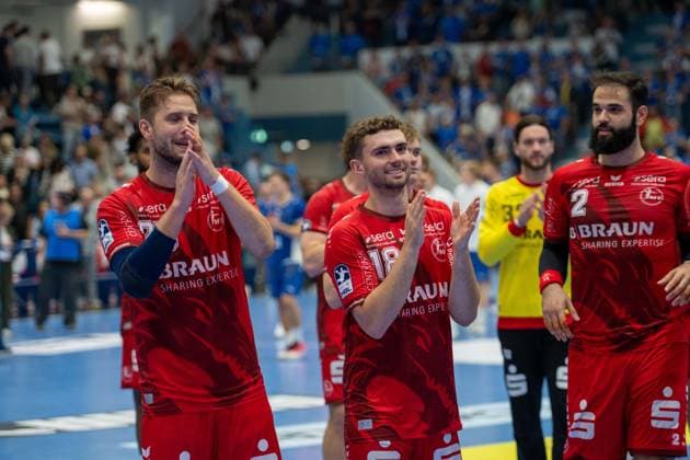 Die Teams nach dem Unentschieden, Florian Drosten, Aussen, (MT Melsungen 18), VfL Gummersbach vs. MT Melsungen,, Opel Handball Bundesliga, Herren , 3. Spieltag, 05.09.2026 Gummersbach NRW Deutschland