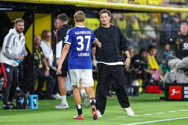 29.08.2026, GER, Fussball, Herren, Bundesliga , Saison 2026 2027, Borussia Dortmund - Hamburger SV Louis Lemke (HSV) und Trainer Merlin Polzin (HSV) klatschen ab Dortmund Signal-Iduna Park Nordrhein-Westfalen Deutschland Copyright: xAdrianxSchlüterx