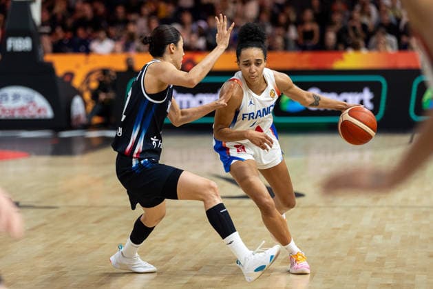 Leila Lacan (Frankreich, 71) im Dribbling gegen Yeeun Heo (Korea, 02), GER, Frankreich vs. Korea, Basketball, FIBA Women s World Cup 2026, Gruppenphase, Spieltag 2, 05.09.2026 GER, Frankreich vs. Korea, Basketball, FIBA Women s World Cup 2026, Gruppenphase, Spieltag 2, 05.09.2026 Berlin Copyright: xEibner-Pressefoto MaxxVincenx EP_MVN
