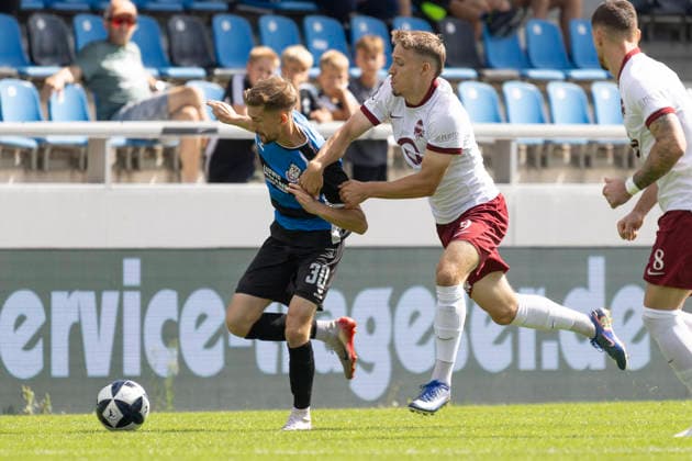 Regionalliga Südwest: FSV Frankfurt - Kickers Offenbach, 05.09.2026 Corvin Bock (FSV Frankfurt 30) und Maximilian Schmid (Kickers Offenbach 9) im Zweikampf um den Ball, FSV Frankfurt - Kickers Offenbach, Frankfurt, BBBank Arena, 5.9.2026 Copyright: xBEAUTIFULxSPORTS Gawlikx