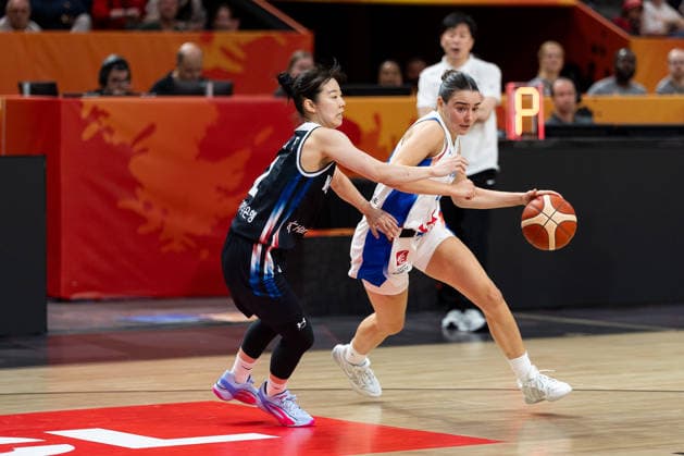 Pauline Astier (Frankreich, 98) im Dribbling gegen Yeeun Heo (Korea, 02), GER, Frankreich vs. Korea, Basketball, FIBA Women s World Cup 2026, Gruppenphase, Spieltag 2, 05.09.2026 GER, Frankreich vs. Korea, Basketball, FIBA Women s World Cup 2026, Gruppenphase, Spieltag 2, 05.09.2026 Berlin Copyright: xEibner-Pressefoto MaxxVincenx EP_MVN