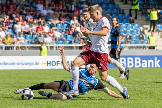 Regionalliga Südwest: FSV Frankfurt - Kickers Offenbach, 05.09.2026 Corvin Bock (FSV Frankfurt 30) grätscht den Ball vor Maximilian Schmid (Kickers Offenbach 9) weg, FSV Frankfurt - Kickers Offenbach, Frankfurt, BBBank Arena, 5.9.2026 Copyright: xBEAUTIFULxSPORTS Gawlikx