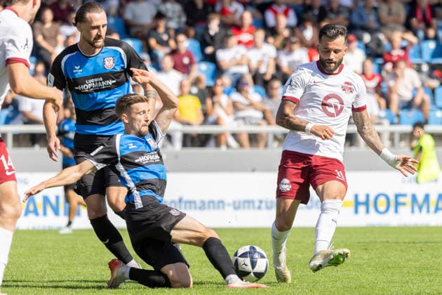 Regionalliga Südwest: FSV Frankfurt - Kickers Offenbach, 05.09.2026 Keanu Staude (Kickers Offenbach 11) spielt den Ball aber Corvin Bock (FSV Frankfurt 30) grätscht ihn ab, FSV Frankfurt - Kickers Offenbach, Frankfurt, BBBank Arena, 5.9.2026 Copyright: xBEAUTIFULxSPORTS Gawlikx