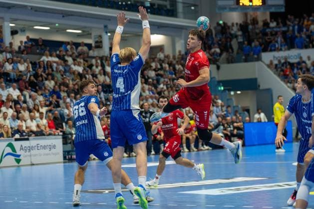 Ellidi Snaer Vidarsson, Kreislaeufer, (VfL Gummersbach 4), Aaron Mensing, Rueckraum, (MT Melsungen 33), VfL Gummersbach vs. MT Melsungen,, Opel Handball Bundesliga, Herren , 3. Spieltag, 05.09.2026 Gummersbach NRW Deutschland