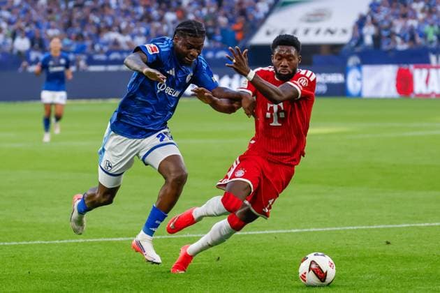 GELSENKIRCHEN - Junior Dina Ebimbe of Schalke 04 battles for possession with Alphonso Davies of FC Bayern Munich before the Bundesliga match between FC Schalke 04 and FC Bayern Munich at the Veltins-Arena on 5 September 2026 in Gelsenkirchen, Germany. MARCEL TER BALS ANP Bundesliga 2026 27 xVIxANPxSportx xMarcelxterxBalsxIVx 567295105 originalFilename: 567295105.jpg