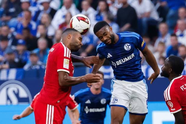 GELSENKIRCHEN - Jonathan Tah of FC Bayern Munich battles for possession with Junior Dina Ebimbe of Schalke 04 during the Bundesliga match between FC Schalke 04 and FC Bayern Munich at the Veltins-Arena on 5 September 2026 in Gelsenkirchen, Germany. MARCEL TER BALS ANP Bundesliga 2026 27 xVIxANPxSportx xMarcelxterxBalsxIVx 567295420 originalFilename: 567295420.jpg