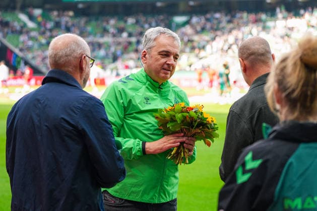 Arnd Zeigler (Werder Bremen, Stadionsprecher), Thomas Schaaf, Klaus Filbry, 25. Jubiläum, Gesichtsausdruck, Emotion, Mimik, Deutschland: Fussball, Bundesliga, Saison 2026 27, 2. Spieltag, 05.09.2026, Werder Bremen vs RB Leipzig, Weserstadion (Bremen) *** Arnd Zeigler, Werder Bremen, stadium announcer, Thomas Schaaf, Klaus Filbry, 25th anniversary, facial expression, emotion, facial gestures, German soccer, Bundesliga, 2026–27 season, Matchday 2, September 5, 2026, Werder Bremen vs. RB Leipzig, Weserstadion, Bremen Copyright: xLeonxFrickx