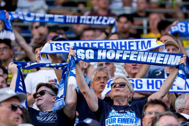 Die Fans der TSG 1899 Hoffenheim schwenken in der Fankurve ihren Fanschal, Heimfans, Fanblock, freuen sich aufs Spiel, Fans, Publikum, Zuschauer, Stimmung, Atmosphäre, Stadion, 05.09.2026, Sinsheim (Deutschland), Fussball, Bundesliga, TSG 1899 Hoffenheim - Borussia Dortmund, DFB DFL REGULATIONS PROHIBIT ANY USE OF PHOTOGRAPHS AS IMAGE SEQUENCES AND OR QUASI-VIDEO. *** TSG 1899 Hoffenheim fans wave their scarves in the fan section; home fans; fan block; looking forward to the game; fans; audience; spectators; mood; atmosphere; stadium; September 5, 2026, Sinsheim, Germany, soccer, Bundesliga, TSG 1899 Hoffenheim vs. Borussia Dortmund, DFB and DFL regulations prohibit any use of photographs as image sequences and or quasi-video xozx