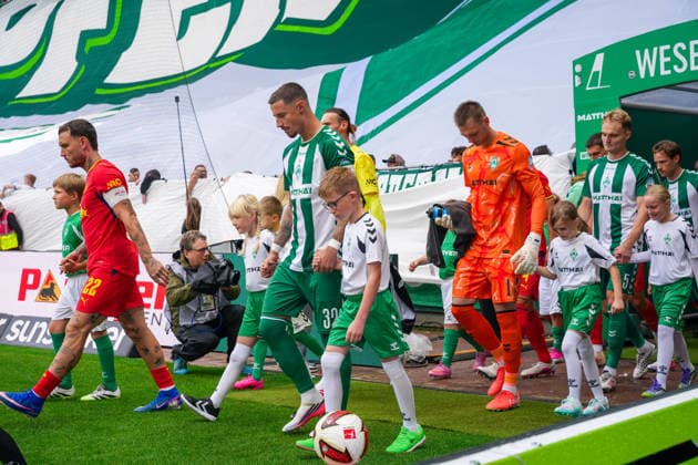 Einlauf beider Mannschaften vor der Choreografie der Werder Fans in der Ostkurve, Deutschland: Fussball, Bundesliga, Saison 2026 27, 2. Spieltag, 05.09.2026, Werder Bremen vs RB Leipzig, Weserstadion (Bremen) *** Both teams take the field before the Werder fans choreographed display in the East Stand, German Soccer, Bundesliga, 2026–27 Season, Matchday 2, September 5, 2026, Werder Bremen vs. RB Leipzig, Weserstadion, Bremen Copyright: xLeonxFrickx