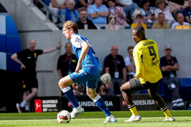 v.li.: Wouter Burger (Hoffenheim, 18), Serhou Guirassy (BVB, 9), Zweikampf, Spielszene, Duell, duel, tackle, tackling, Dynamik, Action, Aktion, 05.09.2026, Sinsheim (Deutschland), Fussball, Bundesliga, TSG 1899 Hoffenheim - Borussia Dortmund, DFB DFL REGULATIONS PROHIBIT ANY USE OF PHOTOGRAPHS AS IMAGE SEQUENCES AND OR QUASI-VIDEO. *** From left: Wouter Burger (Hoffenheim), 18, Serhou Guirassy (BVB), 9, tackle, game scene, duel, tackle, tackling, dynamic, action, 05 09 2026, Sinsheim, Germany, soccer, Bundesliga, TSG 1899 Hoffenheim, Borussia Dortmund, DFB and DFL regulations prohibit any use of photographs as image sequences and or quasi-video xozx