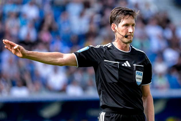 Dr. Matthias Jöllenbeck (Schiedsrichter), gibt Anweisungen, gestikuliert, mit den Armen gestikulieren, Einzelbild, Einzelfoto, Aktion, Action, 05.09.2026, Sinsheim (Deutschland), Fussball, Bundesliga, TSG 1899 Hoffenheim - Borussia Dortmund, DFB DFL REGULATIONS PROHIBIT ANY USE OF PHOTOGRAPHS AS IMAGE SEQUENCES AND OR QUASI-VIDEO. *** Dr. Matthias Jöllenbeck, referee, giving instructions, gesturing, gesturing with his arms, single frame, single photo, action, 05 09 2026, Sinsheim, Germany, soccer, Bundesliga, TSG 1899 Hoffenheim vs. Borussia Dortmund, DFB and DFL regulations prohibit any use of photographs as image sequences and or quasi-video xozx