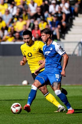 v.li.: Jobe Bellingham (BVB, 7), Adam Hlozek (Hoffenheim, 10), Zweikampf, Spielszene, Duell, duel, tackle, tackling, Dynamik, Action, Aktion, 05.09.2026, Sinsheim (Deutschland), Fussball, Bundesliga, TSG 1899 Hoffenheim - Borussia Dortmund, DFB DFL REGULATIONS PROHIBIT ANY USE OF PHOTOGRAPHS AS IMAGE SEQUENCES AND OR QUASI-VIDEO. *** v li Jobe Bellingham BVB, 7, Adam Hlozek Hoffenheim, 10, tackle, game scene, duel, tackle, tackling, dynamics, action, 05 09 2026, Sinsheim, Germany, soccer, Bundesliga, TSG 1899 Hoffenheim vs. Borussia Dortmund, DFB and DFL regulations prohibit any use of photographs as image sequences and or quasi-video xozx