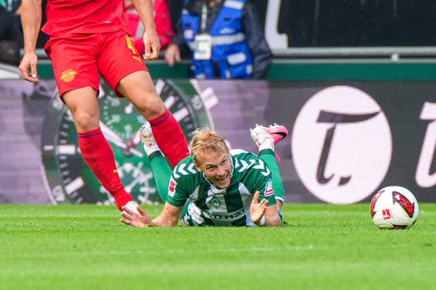 Marco Grüll (Werder Bremen, 17) beschwert sich, reklamiert beim Schiedsrichter während er am Boden liegt, Frust, Emotionen, Gesichtsausdruck, Geste, Deutschland: Fussball, Bundesliga, Saison 2026 27, 2. Spieltag, 05.09.2026, Werder Bremen vs RB Leipzig, Weserstadion (Bremen) *** Marco Grüll of Werder Bremen, 17, complains and protests to the referee while lying on the ground; frustration, emotions, facial expression, gesture; German soccer, Bundesliga, 2026–27 season, Matchday 2, September 5, 2026, Werder Bremen vs. RB Leipzig, Weserstadion, Bremen Copyright: xLeonxFrickx