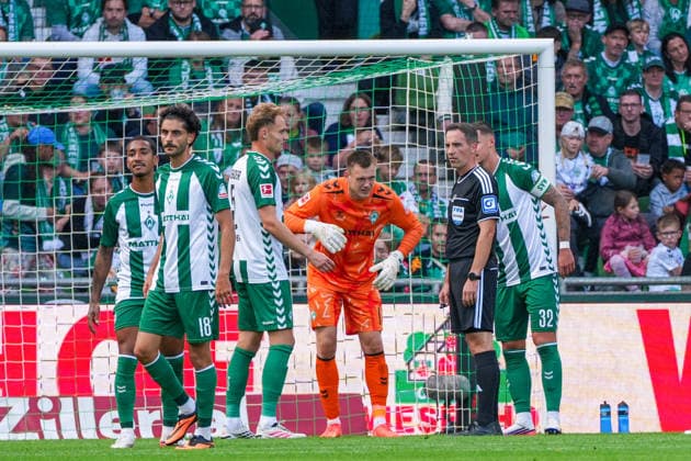 Verletzungsunterbrechung nach einem Foul an Karl Hein (Werder Bremen, 1), angeschlagen, Verletzung, Deutschland: Fussball, Bundesliga, Saison 2026 27, 2. Spieltag, 05.09.2026, Werder Bremen vs RB Leipzig, Weserstadion (Bremen) *** Injury stoppage following a foul on Karl Hein of Werder Bremen, 1, injured, Germany Soccer, Bundesliga, 2026–27 season, Matchday 2, September 5, 2026, Werder Bremen vs. RB Leipzig, Weserstadion, Bremen Copyright: xLeonxFrickx