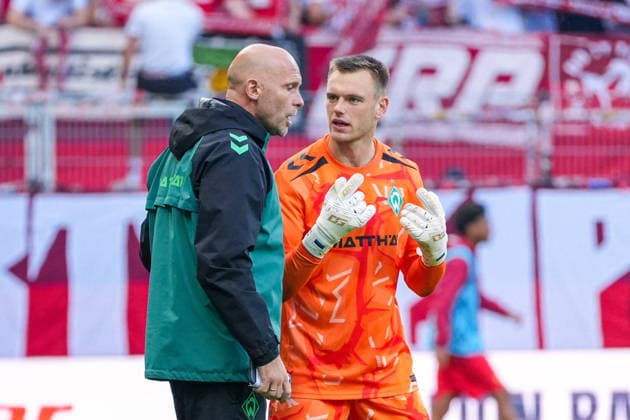 Karl Hein (Werder Bremen, 1) im Gespräch mit Christian Vander (Torwarttrainer, Werder Bremen), Deutschland: Fussball, Bundesliga, Saison 2026 27, 2. Spieltag, 05.09.2026, Werder Bremen vs RB Leipzig, Weserstadion (Bremen) *** Karl Hein of Werder Bremen, 1, in conversation with Christian Vander, goalkeeper coach, Werder Bremen, German soccer, Bundesliga, 2026–27 season, Matchday 2, September 5, 2026, Werder Bremen vs. RB Leipzig, Weserstadion, Bremen Copyright: xLeonxFrickx