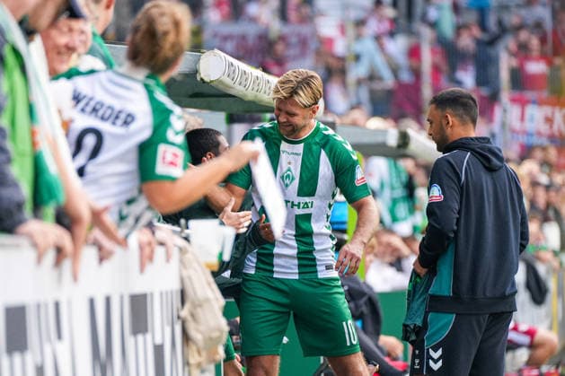 Niklas Füllkrug (Werder Bremen, 10) klatscht nach seiner Auswechslung mit der Bank ab, Deutschland: Fussball, Bundesliga, Saison 2026 27, 2. Spieltag, 05.09.2026, Werder Bremen vs RB Leipzig, Weserstadion (Bremen) *** Niklas Füllkrug of Werder Bremen, 10, high-fives the bench after being substituted, German Soccer, Bundesliga, 2026–27 Season, Matchday 2, September 5, 2026, Werder Bremen vs. RB Leipzig, Weserstadion, Bremen Copyright: xLeonxFrickx