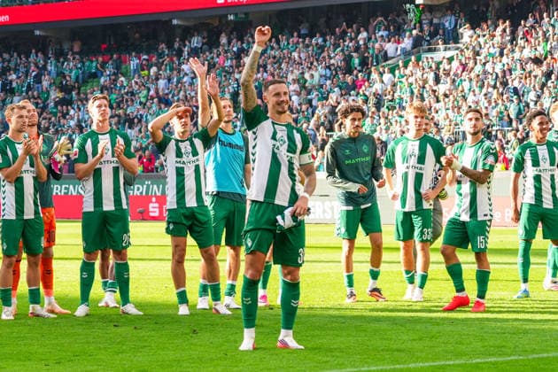 Marco Friedl (Werder Bremen, 32) steht nach Abpfiff vor den eigenen Fans in der Ostkurve, Emotionen, Freude, Gesichtsausdruck, Gestik, Deutschland: Fussball, Bundesliga, Saison 2026 27, 2. Spieltag, 05.09.2026, Werder Bremen vs RB Leipzig, Weserstadion (Bremen) *** Marco Friedl of Werder Bremen, 32, stands in front of his own fans in the East Stand after the final whistle—emotions, joy, facial expression, gestures, German soccer, Bundesliga, 2026–27 season, Matchday 2, September 5, 2026, Werder Bremen vs. RB Leipzig, Weserstadion, Bremen Copyright: xLeonxFrickx