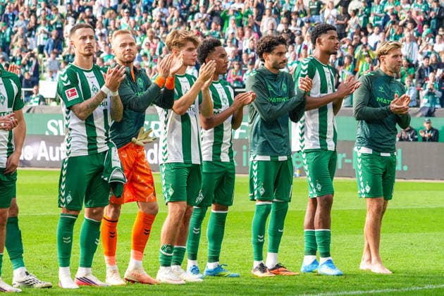 Mannschaft Werder Bremen applaudiert nach Abpfiff den eigenen Fans, Deutschland: Fussball, Bundesliga, Saison 2026 27, 2. Spieltag, 05.09.2026, Werder Bremen vs RB Leipzig, Weserstadion (Bremen) *** The Werder Bremen team applauds its own fans after the final whistle, German Soccer, Bundesliga, 2026–27 Season, Matchday 2, September 5, 2026, Werder Bremen vs. RB Leipzig, Weserstadion, Bremen Copyright: xLeonxFrickx