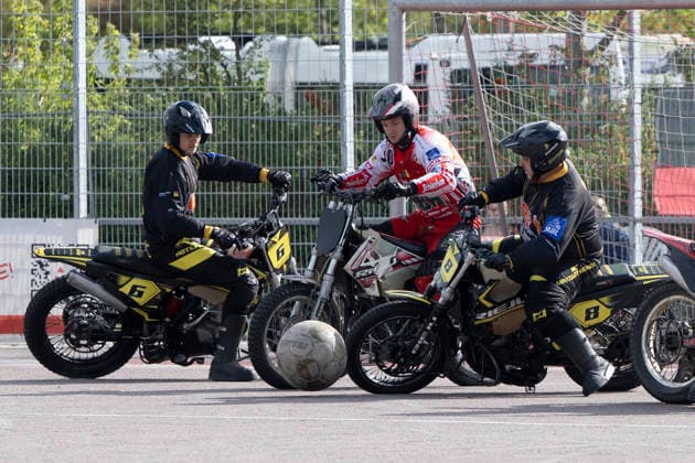 1.Bundesliga Nord Motoball Saison 2026 Playoff Viertelfinale 1.MBC 70 90 Halle vs.MSC Ubstadt-Weiher 1 Halle, Deutschland 05.September 2026: Im Bild:v.li.Marco Weiss (Ubstadt), Enroco Wochatz (Halle) und Colin Gebel (Ubstadt) Halle Neustadt Motoball Stadion Halle Neustadt Sachsen-Anhalt Deutschland *** 1 Bundesliga North Motoball 2026 Season Playoff Quarterfinals 1: MBC 70–90 Halle vs. MSC Ubstadt Weiher 1, Halle, Germany, September 5, 2026. Pictured from left: Marco Weiss (Ubstadt), Enroco Wochatz (Halle), and Colin Gebel (Ubstadt). Halle-Neustadt Motoball Stadium, Halle-Neustadt, Saxony-Anhalt, Germany