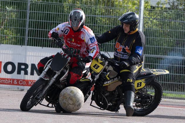 1.Bundesliga Nord Motoball Saison 2026 Playoff Viertelfinale 1.MBC 70 90 Halle vs.MSC Ubstadt-Weiher 1 Halle, Deutschland 05.September 2026: Im Bild:v. li. im Zweikampf Enroco Wochatz (Halle) und Colin Gebel (Ubstadt) Halle Neustadt Motoball Stadion Halle Neustadt Sachsen-Anhalt Deutschland *** 1 Bundesliga North Motoball 2026 Season Playoff Quarterfinal 1: MBC 70–90 Halle vs. MSC Ubstadt Weiher 1 Halle, Germany September 5, 2026 Pictured from left: Enroco Wochatz (Halle) and Colin Gebel (Ubstadt) in a tackle at the Halle Neustadt Motoball Stadium in Halle Neustadt, Saxony-Anhalt, Germany