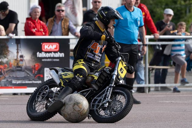 1.Bundesliga Nord Motoball Saison 2026 Playoff Viertelfinale 1.MBC 70 90 Halle vs.MSC Ubstadt-Weiher 1 Halle, Deutschland 05.September 2026: Im Bild:Marco Weiss (Ubstadt) mit Ball, Halle Neustadt Motoball Stadion Halle Neustadt Sachsen-Anhalt Deutschland *** 1st Bundesliga North Motoball Season 2026 Playoff Quarterfinal 1: MBC 70–90 Halle vs. MSC Ubstadt Weiher 1, Halle, Germany, September 5, 2026. Pictured: Marco Weiss of Ubstadt with the ball at the Halle Neustadt Motoball Stadium in Halle Neustadt, Saxony-Anhalt, Germany.