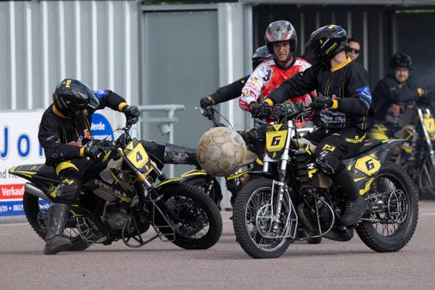 1.Bundesliga Nord Motoball Saison 2026 Playoff Viertelfinale 1.MBC 70 90 Halle vs.MSC Ubstadt-Weiher 1 Halle, Deutschland 05.September 2026: Im Bild:v. li. im Zweikampf Dominik Hassis (Ubstadt), Benjamin Walther (Halle) und Marco Weiss (Ubstadt) Halle Neustadt Motoball Stadion Halle Neustadt Sachsen-Anhalt Deutschland *** 1 Bundesliga North Motoball 2026 Season Playoff Quarterfinals 1: MBC 70–90 Halle vs. MSC Ubstadt Weiher 1 Halle, Germany, September 5, 2026. Pictured from left in a tackle: Dominik Hassis (Ubstadt), Benjamin Walther (Halle) and Marco Weiss (Ubstadt) at the Halle-Neustadt Motoball Stadium in Halle-Neustadt, Saxony-Anhalt, Germany