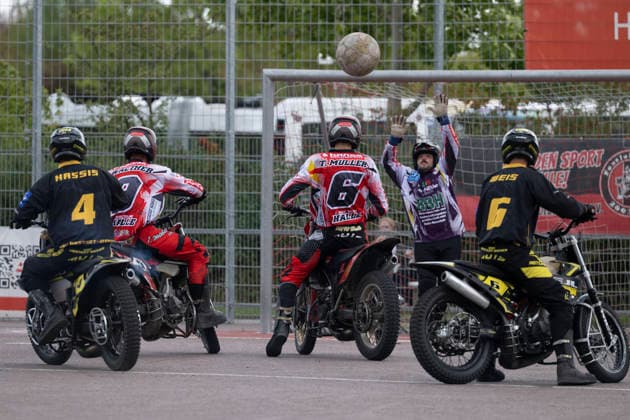 1.Bundesliga Nord Motoball Saison 2026 Playoff Viertelfinale 1.MBC 70 90 Halle vs.MSC Ubstadt-Weiher 1 Halle, Deutschland 05.September 2026: Im Bild:v.li.Dominik Hassis (Ubstadt), Benjamin Walther (Halle), Tim Mueller (Halle), Torhueter Florian Siering Pilowski (Halle) und Marco Weiss (Ubstadt) Halle Neustadt Motoball Stadion Halle Neustadt Sachsen-Anhalt Deutschland *** 2026 Bundesliga North Motoball Season, Playoff Quarterfinals: 1 MBC 70–90 Halle vs. MSC Ubstadt Weiher 1, Halle, Germany, September 5, 2026. Pictured, from left: Dominik Hassis (Ubstadt), Benjamin Walther (Halle), Tim Mueller (Halle), goalkeeper Florian Siering Pilowski (Halle), and Marco Weiss (Ubstadt) at the Halle-Neustadt Motoball Stadium in Halle-Neustadt, Saxony-Anhalt, Germany