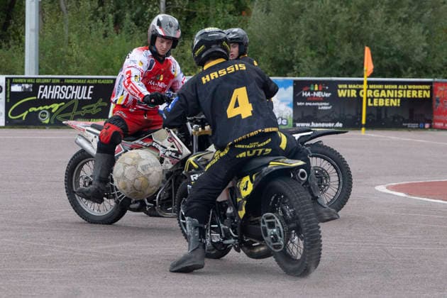 1.Bundesliga Nord Motoball Saison 2026 Playoff Viertelfinale 1.MBC 70 90 Halle vs.MSC Ubstadt-Weiher 1 Halle, Deutschland 05.September 2026: Im Bild:v.li.Benjamin Walther (Halle) und Dominik Hassis (Ubstadt) Halle Neustadt Motoball Stadion Halle Neustadt Sachsen-Anhalt Deutschland *** 1 Bundesliga North Motoball 2026 Season Playoff Quarterfinals: 1 MBC 70–90 Halle vs. MSC Ubstadt Weiher 1 Halle, Germany September 5, 2026 Pictured from left: Benjamin Walther (Halle) and Dominik Hassis (Ubstadt) Halle Neustadt Motoball Stadium, Halle Neustadt, Saxony-Anhalt, Germany