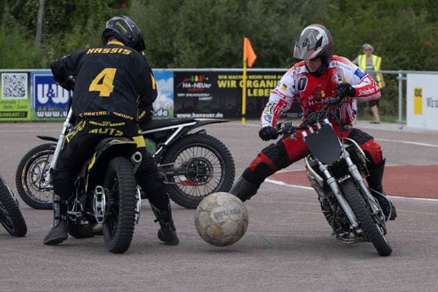 1.Bundesliga Nord Motoball Saison 2026 Playoff Viertelfinale 1.MBC 70 90 Halle vs.MSC Ubstadt-Weiher 1 Halle, Deutschland 05.September 2026: Im Bild:v.li.Dominik Hassis (Ubstadt) und Enroco Wochatz (Halle) Halle Neustadt Motoball Stadion Halle Neustadt Sachsen-Anhalt Deutschland *** 1 Bundesliga North Motoball 2026 Season Playoff Quarterfinals 1: MBC 70–90 Halle vs. MSC Ubstadt Weiher 1, Halle, Germany September 5, 2026 Pictured from left: Dominik Hassis (Ubstadt) and Enroco Wochatz (Halle), Halle Neustadt Motoball Stadium, Halle Neustadt, Saxony-Anhalt, Germany