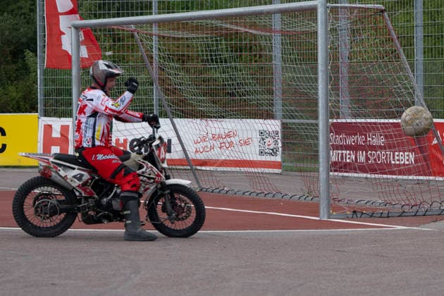 1.Bundesliga Nord Motoball Saison 2026 Playoff Viertelfinale 1.MBC 70 90 Halle vs.MSC Ubstadt-Weiher 1 Halle, Deutschland 05.September 2026: Im Bild:v.li.Marc Wochatz (Halle) macht das Tor zum 1:0 Halle Neustadt Motoball Stadion Halle Neustadt Sachsen-Anhalt Deutschland *** 1 Bundesliga North Motoball 2026 Season Playoff Quarterfinals 1: MBC 70–90 Halle vs. MSC Ubstadt Weiher 1 Halle, Germany September 5, 2026 Pictured, from left: Marc Wochatz of Halle scores the goal to make it 1–0 at the Halle Neustadt Motoball Stadium in Halle Neustadt, Saxony-Anhalt, Germany