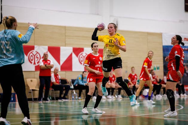2. Handball Bundesliga Frauen: 1. FSV Mainz 05 - HC Roedertal, Mainz, 05.09.2026 Vanessa Huth (HC Roedertal, 11) im Wurf gegen Aurora Kryeziu (1. FSV Mainz 05, 33) Partie vom 2. Spieltag der ALSCO Handball 2. Bundesliga Frauen zwischen 1. FSV Mainz 05 und HC Rödertal in Mainz am 05.09.2026 *** Women s Handball Bundesliga 2: 1 FSV Mainz 05 vs. HC Rödertal, Mainz, September 5, 2026. Vanessa Huth (HC Rödertal) takes a shot against Aurora Kryeziu (1 FSV Mainz 05), 33 Match from Matchday 2 of the ALSCO Women’s Handball 2nd Bundesliga between 1 FSV Mainz 05 and HC Rödertal in Mainz on September 5, 2026 Copyright: xBEAUTIFULxSPORTS Hahnex