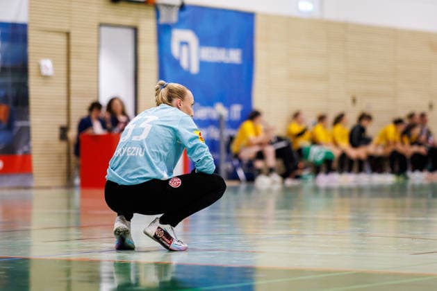 2. Handball Bundesliga Frauen: 1. FSV Mainz 05 - HC Roedertal, Mainz, 05.09.2026 Aurora Kryeziu (1. FSV Mainz 05, 33) beobachtet in der Hocke das Spiel Ihrer Mannschaft Partie vom 2. Spieltag der ALSCO Handball 2. Bundesliga Frauen zwischen 1. FSV Mainz 05 und HC Rödertal in Mainz am 05.09.2026 *** Women s Handball Bundesliga 2: 1 FSV Mainz 05 vs. HC Rödertal, Mainz, September 5, 2026 Aurora Kryeziu, 1 FSV Mainz 05, 33 watches her team’s game from a crouching position during the Match Day 2 game of the ALSCO Women’s Handball 2nd Bundesliga between 1 FSV Mainz 05 and HC Rödertal in Mainz on September 5, 2026 Copyright: xBEAUTIFULxSPORTS Hahnex
