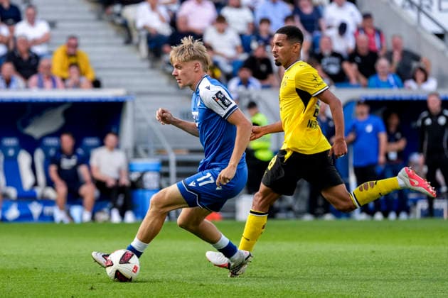 v.li.: Nathan De Cat (Hoffenheim, 17), Ethan Chidiebere Nwaneri (BVB, 18), Zweikampf, Spielszene, Duell, duel, tackle, tackling, Dynamik, Action, Aktion, 05.09.2026, Sinsheim (Deutschland), Fussball, Bundesliga, TSG 1899 Hoffenheim - Borussia Dortmund, DFB DFL REGULATIONS PROHIBIT ANY USE OF PHOTOGRAPHS AS IMAGE SEQUENCES AND OR QUASI-VIDEO. *** From left: Nathan De Cat (Hoffenheim), 17, Ethan Chidiebere Nwaneri (BVB), 18, tackle, game scene, duel, tackle, tackling, dynamism, action, 05 09 2026, Sinsheim, Germany, soccer, Bundesliga, TSG 1899 Hoffenheim, Borussia Dortmund, DFB and DFL regulations prohibit any use of photographs as image sequences and or quasi-video xozx