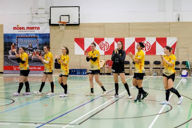 2. Handball Bundesliga Frauen: 1. FSV Mainz 05 - HC Roedertal, Mainz, 05.09.2026 Nach der Niederlage in Mainz bedanken sich die Rödertalbienen bei ihren mitgereisten Fans Partie vom 2. Spieltag der ALSCO Handball 2. Bundesliga Frauen zwischen 1. FSV Mainz 05 und HC Rödertal in Mainz am 05.09.2026 *** Women s Handball Bundesliga 2: 1 FSV Mainz 05 vs. HC Roedertal, Mainz, September 5, 2026 After the loss in Mainz, the Rödertal Bees thank their fans who traveled with them Match from Matchday 2 of the ALSCO Women’s Handball 2nd Bundesliga between 1 FSV Mainz 05 and HC Rödertal in Mainz on September 5, 2026 Copyright: xBEAUTIFULxSPORTS Hahnex