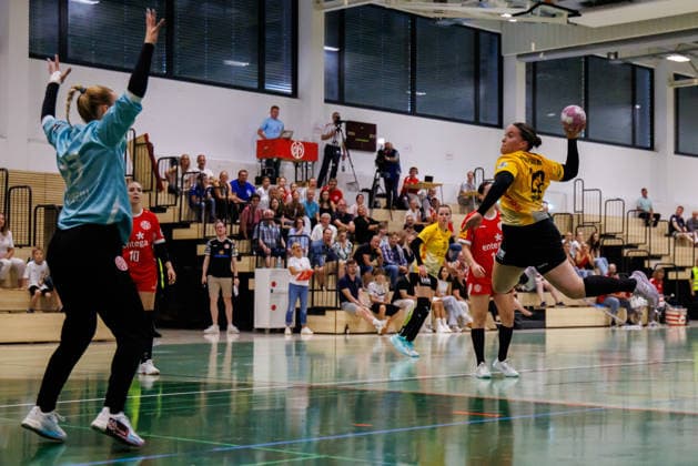 2. Handball Bundesliga Frauen: 1. FSV Mainz 05 - HC Roedertal, Mainz, 05.09.2026 Bo Dekker (HC Roedertal, 22) im Wurf gegen Aurora Kryeziu (1. FSV Mainz 05, 33) Partie vom 2. Spieltag der ALSCO Handball 2. Bundesliga Frauen zwischen 1. FSV Mainz 05 und HC Rödertal in Mainz am 05.09.2026 *** Women s Handball Bundesliga 2: 1 FSV Mainz 05 vs. HC Rödertal, Mainz, September 5, 2026. Bo Dekker (HC Rödertal) takes a shot against Aurora Kryeziu (1 FSV Mainz 05), 33 Match from Matchday 2 of the ALSCO Women’s Handball 2nd Bundesliga between 1 FSV Mainz 05 and HC Rödertal in Mainz on September 5, 2026 Copyright: xBEAUTIFULxSPORTS Hahnex