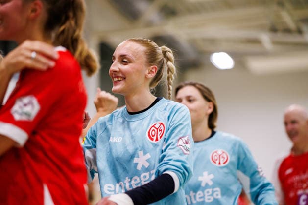 2. Handball Bundesliga Frauen: 1. FSV Mainz 05 - HC Roedertal, Mainz, 05.09.2026 Aurora Kryeziu (1. FSV Mainz 05, 33) nach dem Heimsieg bei der Siegerrunde bei den Fans Partie vom 2. Spieltag der ALSCO Handball 2. Bundesliga Frauen zwischen 1. FSV Mainz 05 und HC Rödertal in Mainz am 05.09.2026 *** Women s Handball Bundesliga 2: 1 FSV Mainz 05 vs. HC Rödertal, Mainz, September 5, 2026; Aurora Kryeziu, 1 FSV Mainz 05, 33 after the home victory in the championship round, celebrated by the fans following the Match Day 2 game of the ALSCO Women’s Handball 2nd Bundesliga between 1 FSV Mainz 05 and HC Rödertal in Mainz on September 5, 2026 Copyright: xBEAUTIFULxSPORTS Hahnex
