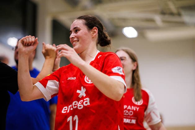 2. Handball Bundesliga Frauen: 1. FSV Mainz 05 - HC Roedertal, Mainz, 05.09.2026 Christine Burgard (1. FSV Mainz 05, 11) nach dem Heimsieg bei der Siegerrunde bei den Fans Partie vom 2. Spieltag der ALSCO Handball 2. Bundesliga Frauen zwischen 1. FSV Mainz 05 und HC Rödertal in Mainz am 05.09.2026 *** Women s Handball Bundesliga 2: 1 FSV Mainz 05 vs. HC Rödertal, Mainz, September 5, 2026 Christine Burgard 1 FSV Mainz 05, 11 after the home victory in the championship round, celebrating with fans following the match on Matchday 2 of the ALSCO Women’s Handball 2nd Bundesliga between 1 FSV Mainz 05 and HC Rödertal in Mainz on September 5, 2026 Copyright: xBEAUTIFULxSPORTS Hahnex