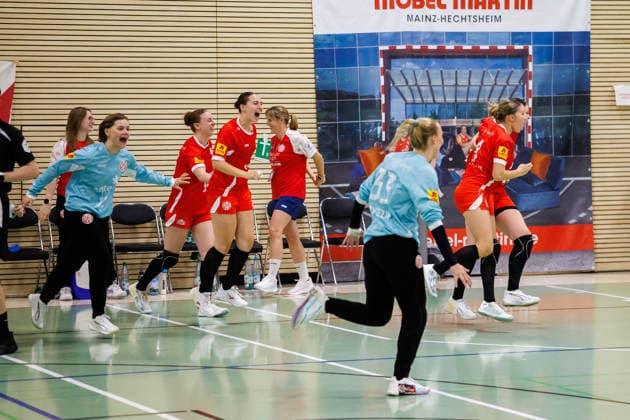 2. Handball Bundesliga Frauen: 1. FSV Mainz 05 - HC Roedertal, Mainz, 05.09.2026 Abpfiff. Die Mainzer Handball Frauen reißen jubelnd die Arme hoch. Gegen Rödertal gewinnt man mit 33:29. Partie vom 2. Spieltag der ALSCO Handball 2. Bundesliga Frauen zwischen 1. FSV Mainz 05 und HC Rödertal in Mainz am 05.09.2026 *** Women s Handball Bundesliga 2: FSV Mainz 05 vs. HC Roedertal, Mainz, September 5, 2026. Final whistle. The Mainz women’s handball team raises their arms in celebration. They defeat Röderthal 33–29. Match from Matchday 2 of the ALSCO Women’s Handball 2nd Bundesliga between 1 FSV Mainz 05 and HC Röderthaltal in Mainz on September 5, 2026 Copyright: xBEAUTIFULxSPORTS Hahnex