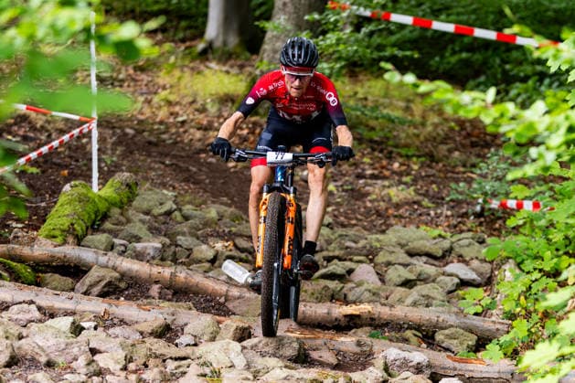 05.09.2026, GER, MTB Mountainbike XCO (Cross-Country Olympic), Saison 26, Junioren Maenner Frauen, XCO-Bikecup Mitteldeutsche Meisterschaft org. RSC Waltershausen e.V. Christian Plessing (MT Melsungen, Masters 2) Nach einem Jahr Pause kehrte der XCO Bikecup in Bad Tabarz am Datenberg zum Finallauf auf eine der beliebtesten Rennstrecken der Serie zurück. Bad Tabarz ist ein traditionsreicher Austragungsort für den MTB in verschiedenen Disziplienen. In den vergangenen Jahren war der Datenberg bereits Schauplatz mehrerer Mitteldeutscher Meisterschaften im XCO sowie von Rennen der MTB-XCO-Nachwuchssichtung von German Cycling. Die anspruchsvolle Strecke hat sich damit überregional einen Namen gemacht und bietet beste Voraussetzungen für ein packendes Saisonfinale.Die abwechslungsreiche Strecke am Datenberg bietet dabei alles, was modernes Cross-Country-Racing ausmacht, technisch anspruchsvolle Passagen, steile Anstiege, schnelle Abfahrten und jede Menge Herausforderungen, bei denen Fahrtechnik, Kondition und Können gefragt sind. 99891 Bad Tabarz Gartenstraße Thüringer Wald Thüringen Deutschland
