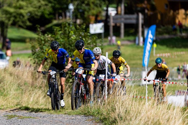 05.09.2026, GER, MTB Mountainbike XCO (Cross-Country Olympic), Saison 26, Junioren Maenner Frauen, XCO-Bikecup Mitteldeutsche Meisterschaft org. RSC Waltershausen e.V. Philipp Hinz (White Rock e.V., U19m), Arthur Horn (White Rock e.V., U19m), Jonathan Uhlemann (Bergradsport Brandis e.V., U19m), Nach einem Jahr Pause kehrte der XCO Bikecup in Bad Tabarz am Datenberg zum Finallauf auf eine der beliebtesten Rennstrecken der Serie zurück. Bad Tabarz ist ein traditionsreicher Austragungsort für den MTB in verschiedenen Disziplienen. In den vergangenen Jahren war der Datenberg bereits Schauplatz mehrerer Mitteldeutscher Meisterschaften im XCO sowie von Rennen der MTB-XCO-Nachwuchssichtung von German Cycling. Die anspruchsvolle Strecke hat sich damit überregional einen Namen gemacht und bietet beste Voraussetzungen für ein packendes Saisonfinale.Die abwechslungsreiche Strecke am Datenberg bietet dabei alles, was modernes Cross-Country-Racing ausmacht, technisch anspruchsvolle Passagen, steile Anstiege, schnelle Abfahrten und jede Menge Herausforderungen, bei denen Fahrtechnik, Kondition und Können gefragt sind. 99891 Bad Tabarz Gartenstraße Thüringer Wald Thüringen Deutschland
