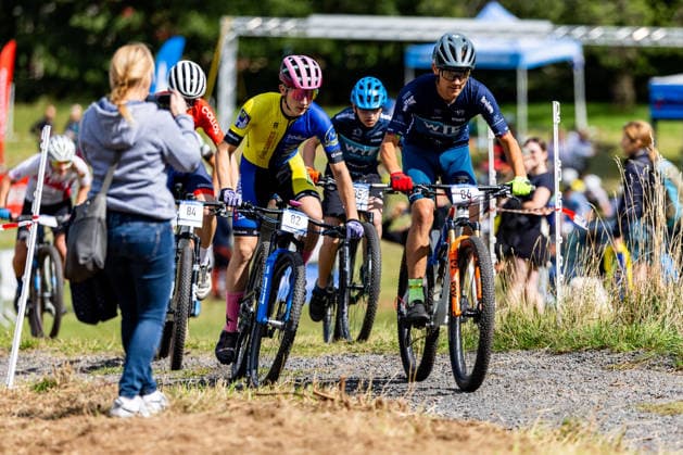 05.09.2026, GER, MTB Mountainbike XCO (Cross-Country Olympic), Saison 26, Junioren Maenner Frauen, XCO-Bikecup Mitteldeutsche Meisterschaft org. RSC Waltershausen e.V. Luis Hiekmann (White Rock e.V., U17m), Ruben Beierlein (RSV ERZGEBIRGE E.V., U17m) Nach einem Jahr Pause kehrte der XCO Bikecup in Bad Tabarz am Datenberg zum Finallauf auf eine der beliebtesten Rennstrecken der Serie zurück. Bad Tabarz ist ein traditionsreicher Austragungsort für den MTB in verschiedenen Disziplienen. In den vergangenen Jahren war der Datenberg bereits Schauplatz mehrerer Mitteldeutscher Meisterschaften im XCO sowie von Rennen der MTB-XCO-Nachwuchssichtung von German Cycling. Die anspruchsvolle Strecke hat sich damit überregional einen Namen gemacht und bietet beste Voraussetzungen für ein packendes Saisonfinale.Die abwechslungsreiche Strecke am Datenberg bietet dabei alles, was modernes Cross-Country-Racing ausmacht, technisch anspruchsvolle Passagen, steile Anstiege, schnelle Abfahrten und jede Menge Herausforderungen, bei denen Fahrtechnik, Kondition und Können gefragt sind. 99891 Bad Tabarz Gartenstraße Thüringer Wald Thüringen Deutschland