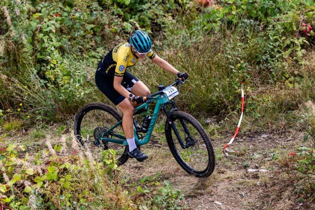 05.09.2026, GER, MTB Mountainbike XCO (Cross-Country Olympic), Saison 26, Junioren Maenner Frauen, XCO-Bikecup Mitteldeutsche Meisterschaft org. RSC Waltershausen e.V. Mathilda Nagel (RSV Erzgebirge e.V., U19w) Nach einem Jahr Pause kehrte der XCO Bikecup in Bad Tabarz am Datenberg zum Finallauf auf eine der beliebtesten Rennstrecken der Serie zurück. Bad Tabarz ist ein traditionsreicher Austragungsort für den MTB in verschiedenen Disziplienen. In den vergangenen Jahren war der Datenberg bereits Schauplatz mehrerer Mitteldeutscher Meisterschaften im XCO sowie von Rennen der MTB-XCO-Nachwuchssichtung von German Cycling. Die anspruchsvolle Strecke hat sich damit überregional einen Namen gemacht und bietet beste Voraussetzungen für ein packendes Saisonfinale.Die abwechslungsreiche Strecke am Datenberg bietet dabei alles, was modernes Cross-Country-Racing ausmacht, technisch anspruchsvolle Passagen, steile Anstiege, schnelle Abfahrten und jede Menge Herausforderungen, bei denen Fahrtechnik, Kondition und Können gefragt sind. 99891 Bad Tabarz Gartenstraße Thüringer Wald Thüringen Deutschland