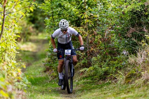 05.09.2026, GER, MTB Mountainbike XCO (Cross-Country Olympic), Saison 26, Junioren Maenner Frauen, XCO-Bikecup Mitteldeutsche Meisterschaft org. RSC Waltershausen e.V. Jonathan Uhlemann (Bergradsport Brandis e.V., U19m) Nach einem Jahr Pause kehrte der XCO Bikecup in Bad Tabarz am Datenberg zum Finallauf auf eine der beliebtesten Rennstrecken der Serie zurück. Bad Tabarz ist ein traditionsreicher Austragungsort für den MTB in verschiedenen Disziplienen. In den vergangenen Jahren war der Datenberg bereits Schauplatz mehrerer Mitteldeutscher Meisterschaften im XCO sowie von Rennen der MTB-XCO-Nachwuchssichtung von German Cycling. Die anspruchsvolle Strecke hat sich damit überregional einen Namen gemacht und bietet beste Voraussetzungen für ein packendes Saisonfinale.Die abwechslungsreiche Strecke am Datenberg bietet dabei alles, was modernes Cross-Country-Racing ausmacht, technisch anspruchsvolle Passagen, steile Anstiege, schnelle Abfahrten und jede Menge Herausforderungen, bei denen Fahrtechnik, Kondition und Können gefragt sind. 99891 Bad Tabarz Gartenstraße Thüringer Wald Thüringen Deutschland