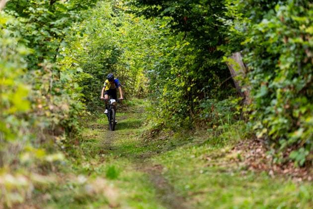 05.09.2026, GER, MTB Mountainbike XCO (Cross-Country Olympic), Saison 26, Junioren Maenner Frauen, XCO-Bikecup Mitteldeutsche Meisterschaft org. RSC Waltershausen e.V. Philipp Hinz (White Rock e.V., U19m) Nach einem Jahr Pause kehrte der XCO Bikecup in Bad Tabarz am Datenberg zum Finallauf auf eine der beliebtesten Rennstrecken der Serie zurück. Bad Tabarz ist ein traditionsreicher Austragungsort für den MTB in verschiedenen Disziplienen. In den vergangenen Jahren war der Datenberg bereits Schauplatz mehrerer Mitteldeutscher Meisterschaften im XCO sowie von Rennen der MTB-XCO-Nachwuchssichtung von German Cycling. Die anspruchsvolle Strecke hat sich damit überregional einen Namen gemacht und bietet beste Voraussetzungen für ein packendes Saisonfinale.Die abwechslungsreiche Strecke am Datenberg bietet dabei alles, was modernes Cross-Country-Racing ausmacht, technisch anspruchsvolle Passagen, steile Anstiege, schnelle Abfahrten und jede Menge Herausforderungen, bei denen Fahrtechnik, Kondition und Können gefragt sind. 99891 Bad Tabarz Gartenstraße Thüringer Wald Thüringen Deutschland