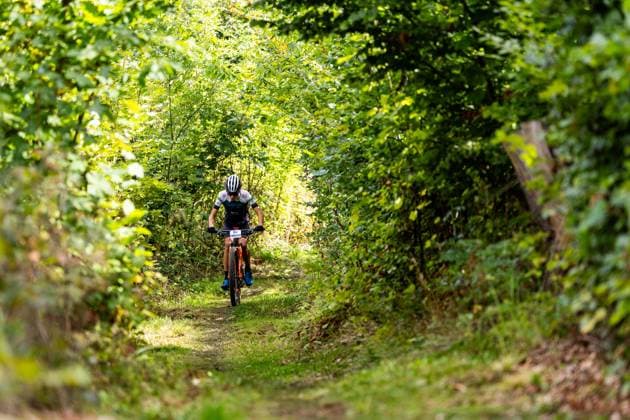 05.09.2026, GER, MTB Mountainbike XCO (Cross-Country Olympic), Saison 26, Junioren Maenner Frauen, XCO-Bikecup Mitteldeutsche Meisterschaft org. RSC Waltershausen e.V. Mika Brauns (Bergradsport Brandis e. V., U17m) Nach einem Jahr Pause kehrte der XCO Bikecup in Bad Tabarz am Datenberg zum Finallauf auf eine der beliebtesten Rennstrecken der Serie zurück. Bad Tabarz ist ein traditionsreicher Austragungsort für den MTB in verschiedenen Disziplienen. In den vergangenen Jahren war der Datenberg bereits Schauplatz mehrerer Mitteldeutscher Meisterschaften im XCO sowie von Rennen der MTB-XCO-Nachwuchssichtung von German Cycling. Die anspruchsvolle Strecke hat sich damit überregional einen Namen gemacht und bietet beste Voraussetzungen für ein packendes Saisonfinale.Die abwechslungsreiche Strecke am Datenberg bietet dabei alles, was modernes Cross-Country-Racing ausmacht, technisch anspruchsvolle Passagen, steile Anstiege, schnelle Abfahrten und jede Menge Herausforderungen, bei denen Fahrtechnik, Kondition und Können gefragt sind. 99891 Bad Tabarz Gartenstraße Thüringer Wald Thüringen Deutschland