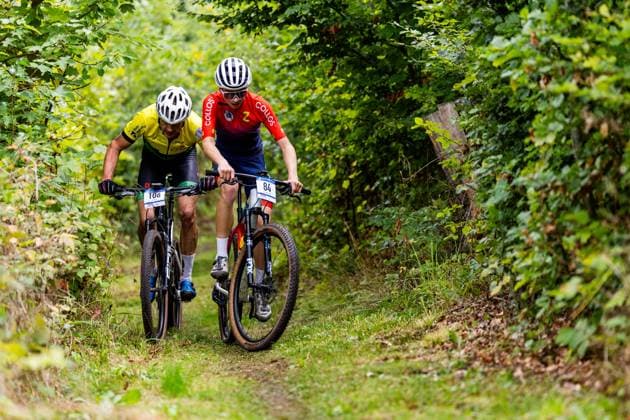 05.09.2026, GER, MTB Mountainbike XCO (Cross-Country Olympic), Saison 26, Junioren Maenner Frauen, XCO-Bikecup Mitteldeutsche Meisterschaft org. RSC Waltershausen e.V. Konstantin Fischer (Dresdner SC 1898, U17m), Fabian Eisold (SH Kurort Hartha RTTW, Masters 2) Nach einem Jahr Pause kehrte der XCO Bikecup in Bad Tabarz am Datenberg zum Finallauf auf eine der beliebtesten Rennstrecken der Serie zurück. Bad Tabarz ist ein traditionsreicher Austragungsort für den MTB in verschiedenen Disziplienen. In den vergangenen Jahren war der Datenberg bereits Schauplatz mehrerer Mitteldeutscher Meisterschaften im XCO sowie von Rennen der MTB-XCO-Nachwuchssichtung von German Cycling. Die anspruchsvolle Strecke hat sich damit überregional einen Namen gemacht und bietet beste Voraussetzungen für ein packendes Saisonfinale.Die abwechslungsreiche Strecke am Datenberg bietet dabei alles, was modernes Cross-Country-Racing ausmacht, technisch anspruchsvolle Passagen, steile Anstiege, schnelle Abfahrten und jede Menge Herausforderungen, bei denen Fahrtechnik, Kondition und Können gefragt sind. 99891 Bad Tabarz Gartenstraße Thüringer Wald Thüringen Deutschland