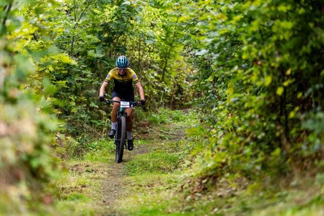 05.09.2026, GER, MTB Mountainbike XCO (Cross-Country Olympic), Saison 26, Junioren Maenner Frauen, XCO-Bikecup Mitteldeutsche Meisterschaft org. RSC Waltershausen e.V. Mathilda Nagel (RSV Erzgebirge e.V., U19w) Nach einem Jahr Pause kehrte der XCO Bikecup in Bad Tabarz am Datenberg zum Finallauf auf eine der beliebtesten Rennstrecken der Serie zurück. Bad Tabarz ist ein traditionsreicher Austragungsort für den MTB in verschiedenen Disziplienen. In den vergangenen Jahren war der Datenberg bereits Schauplatz mehrerer Mitteldeutscher Meisterschaften im XCO sowie von Rennen der MTB-XCO-Nachwuchssichtung von German Cycling. Die anspruchsvolle Strecke hat sich damit überregional einen Namen gemacht und bietet beste Voraussetzungen für ein packendes Saisonfinale.Die abwechslungsreiche Strecke am Datenberg bietet dabei alles, was modernes Cross-Country-Racing ausmacht, technisch anspruchsvolle Passagen, steile Anstiege, schnelle Abfahrten und jede Menge Herausforderungen, bei denen Fahrtechnik, Kondition und Können gefragt sind. 99891 Bad Tabarz Gartenstraße Thüringer Wald Thüringen Deutschland