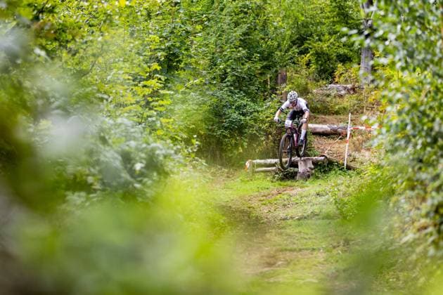05.09.2026, GER, MTB Mountainbike XCO (Cross-Country Olympic), Saison 26, Junioren Maenner Frauen, XCO-Bikecup Mitteldeutsche Meisterschaft org. RSC Waltershausen e.V. Jonathan Uhlemann (Bergradsport Brandis e.V., U19m) Nach einem Jahr Pause kehrte der XCO Bikecup in Bad Tabarz am Datenberg zum Finallauf auf eine der beliebtesten Rennstrecken der Serie zurück. Bad Tabarz ist ein traditionsreicher Austragungsort für den MTB in verschiedenen Disziplienen. In den vergangenen Jahren war der Datenberg bereits Schauplatz mehrerer Mitteldeutscher Meisterschaften im XCO sowie von Rennen der MTB-XCO-Nachwuchssichtung von German Cycling. Die anspruchsvolle Strecke hat sich damit überregional einen Namen gemacht und bietet beste Voraussetzungen für ein packendes Saisonfinale.Die abwechslungsreiche Strecke am Datenberg bietet dabei alles, was modernes Cross-Country-Racing ausmacht, technisch anspruchsvolle Passagen, steile Anstiege, schnelle Abfahrten und jede Menge Herausforderungen, bei denen Fahrtechnik, Kondition und Können gefragt sind. 99891 Bad Tabarz Gartenstraße Thüringer Wald Thüringen Deutschland