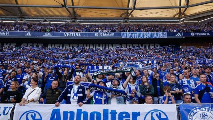 GELSENKIRCHEN - Supporters of Schalke 04 during the Bundesliga match between FC Schalke 04 and FC Bayern Munich at the Veltins-Arena on September 5, 2026, in Gelsenkirchen, Germany. MARCEL TER BALS ANP Bundesliga 2026 27 xVIxANPxSportx xMarcelxterxBalsxIVx 567300939 originalFilename: 567300939.jpg